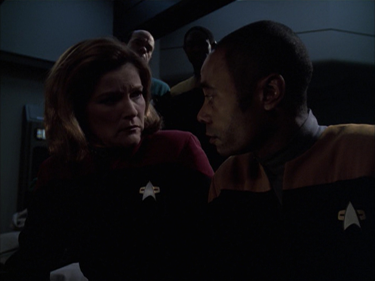 extant_StarTrek_VOY_6x14-Memorial_02477.jpg
