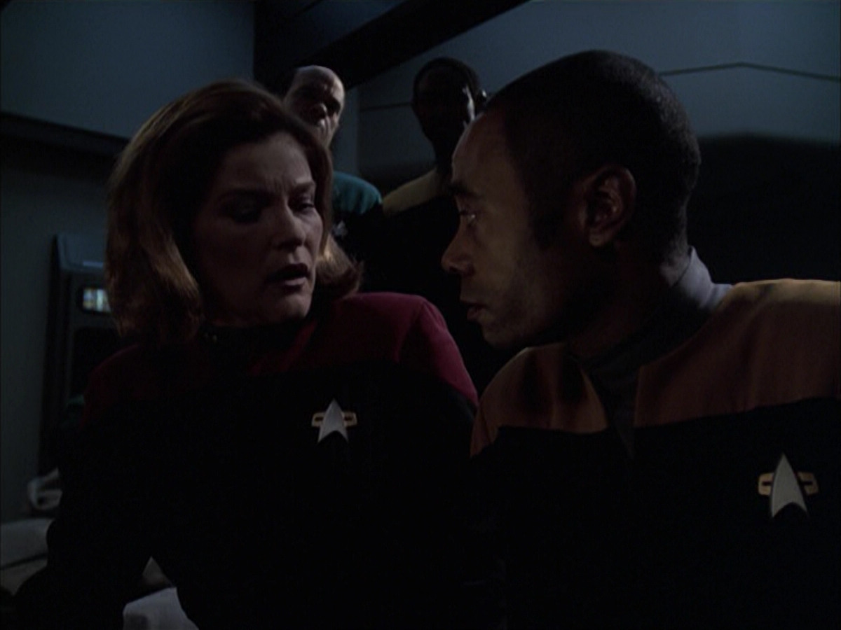 extant_StarTrek_VOY_6x14-Memorial_02480.jpg