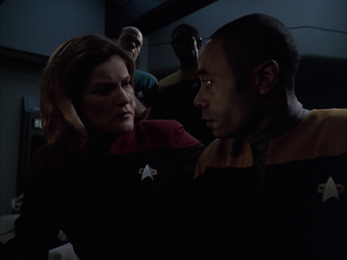 extant_StarTrek_VOY_6x14-Memorial_02483.jpg
