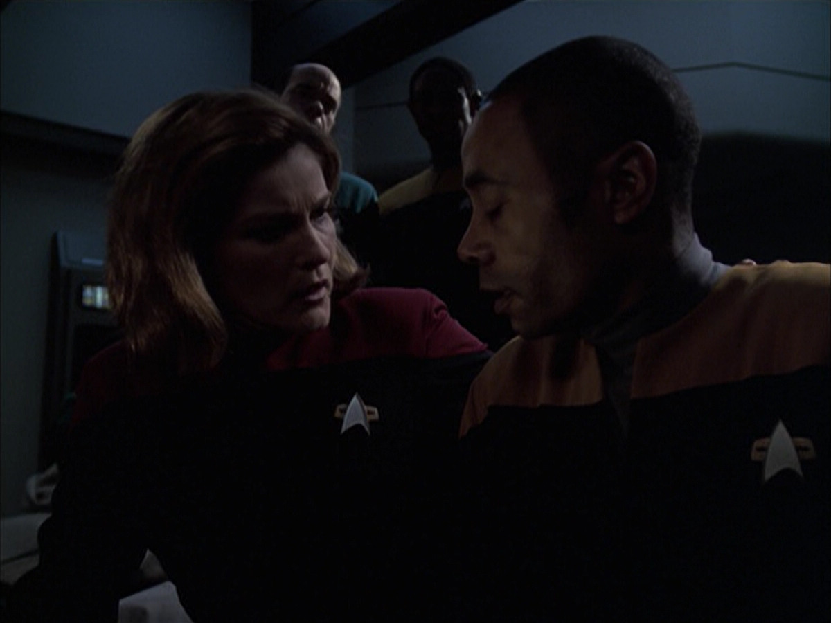extant_StarTrek_VOY_6x14-Memorial_02484.jpg