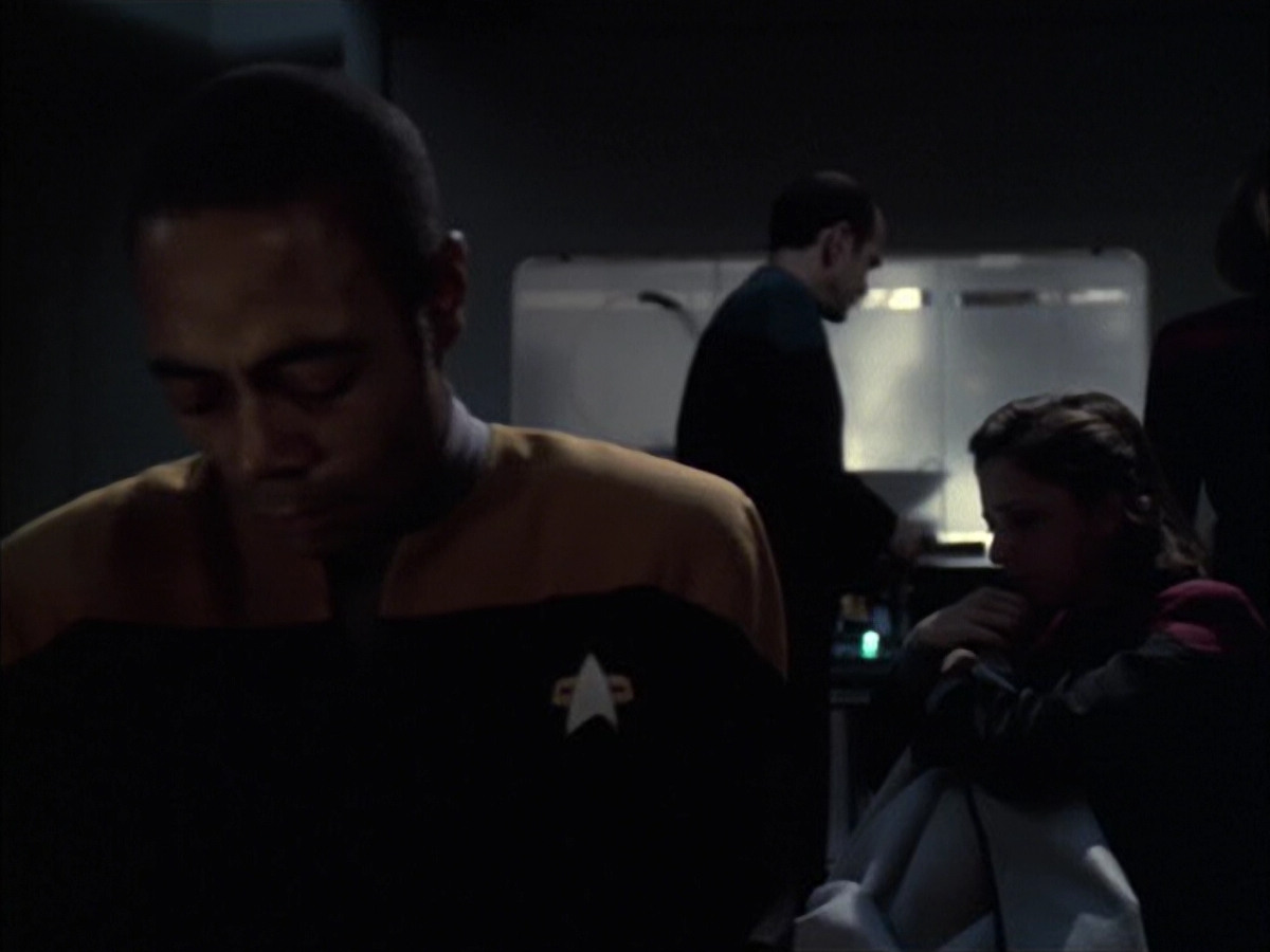 extant_StarTrek_VOY_6x14-Memorial_02506.jpg