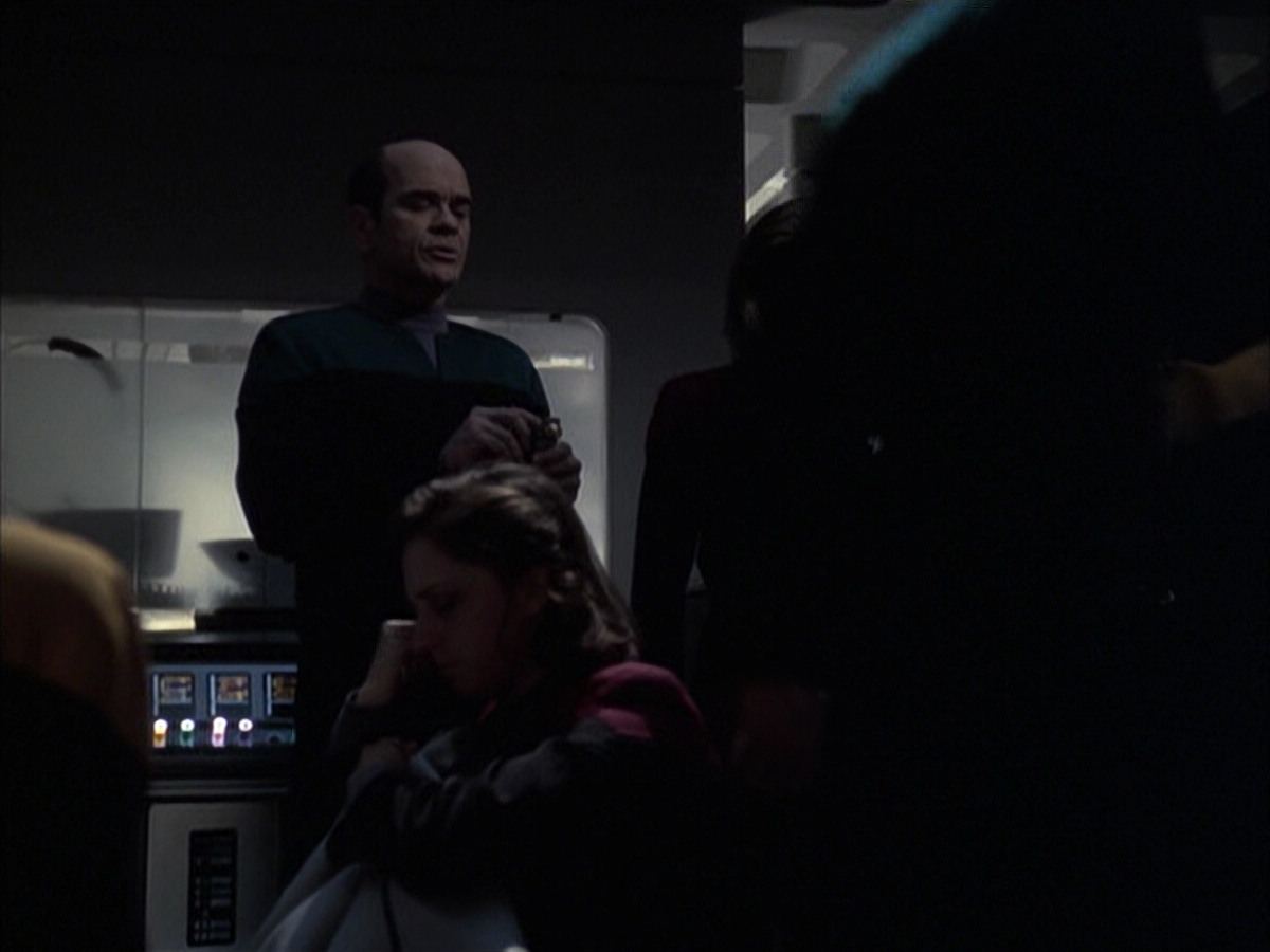 extant_StarTrek_VOY_6x14-Memorial_02512.jpg