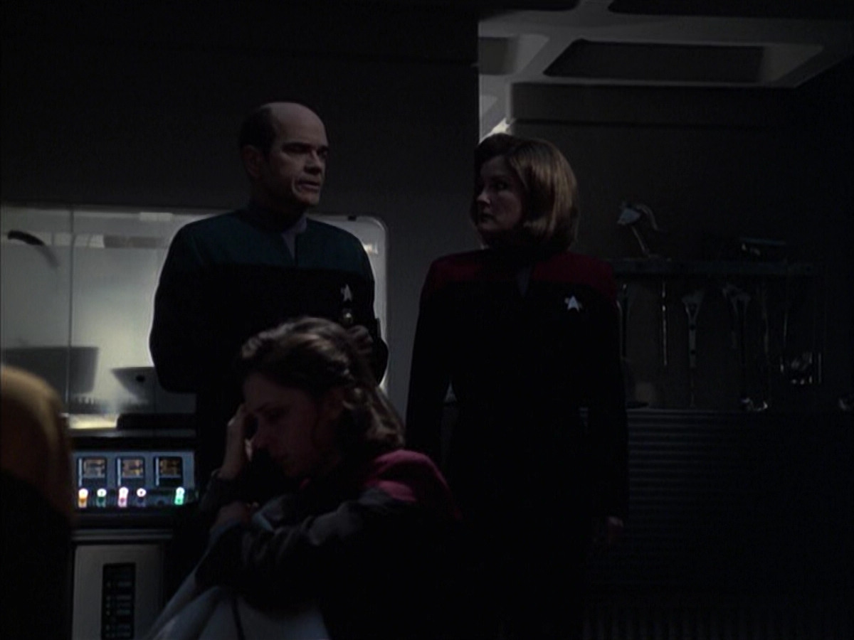 extant_StarTrek_VOY_6x14-Memorial_02514.jpg