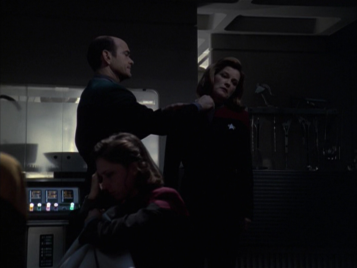 extant_StarTrek_VOY_6x14-Memorial_02517.jpg