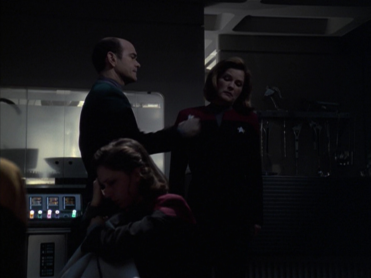 extant_StarTrek_VOY_6x14-Memorial_02518.jpg