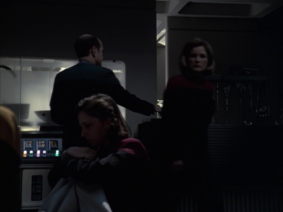 extant_StarTrek_VOY_6x14-Memorial_02523.jpg