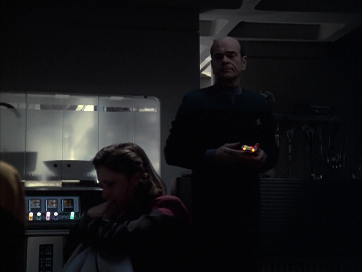 extant_StarTrek_VOY_6x14-Memorial_02528.jpg