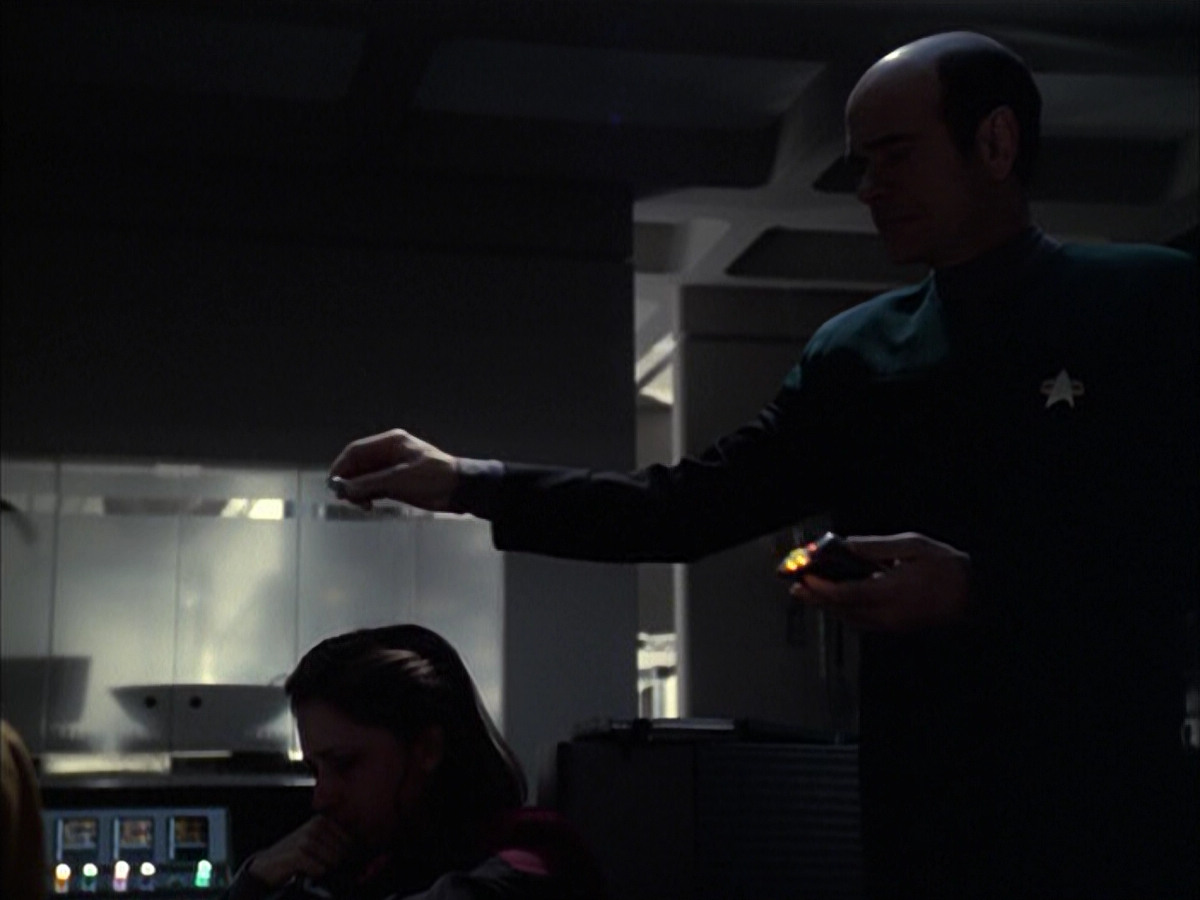 extant_StarTrek_VOY_6x14-Memorial_02531.jpg