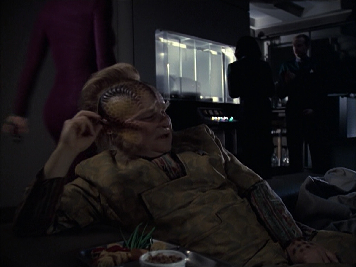 extant_StarTrek_VOY_6x14-Memorial_02599.jpg