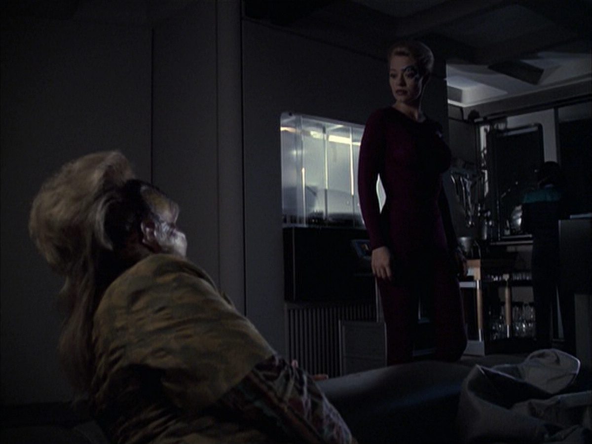 extant_StarTrek_VOY_6x14-Memorial_02604.jpg