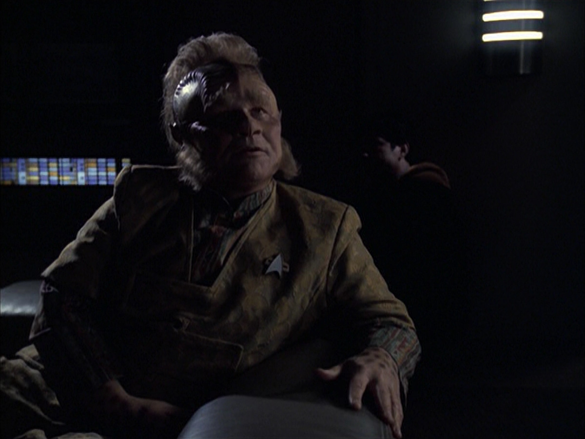 extant_StarTrek_VOY_6x14-Memorial_02608.jpg
