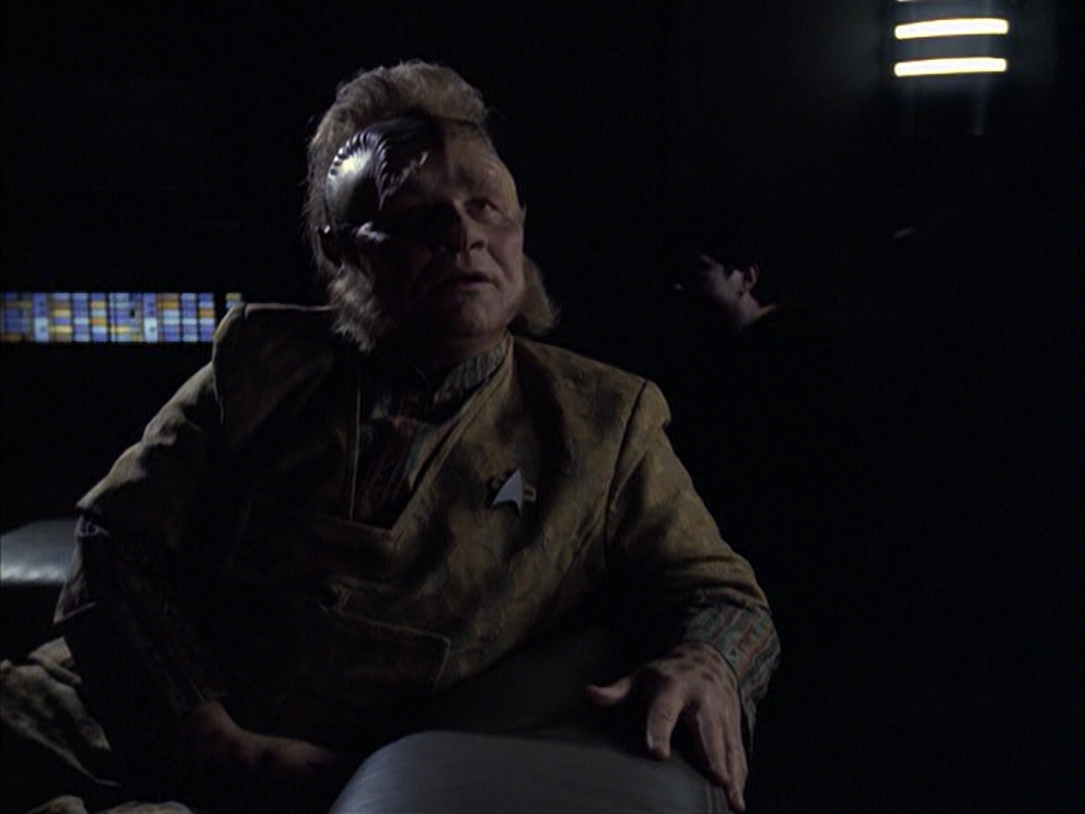 extant_StarTrek_VOY_6x14-Memorial_02610.jpg