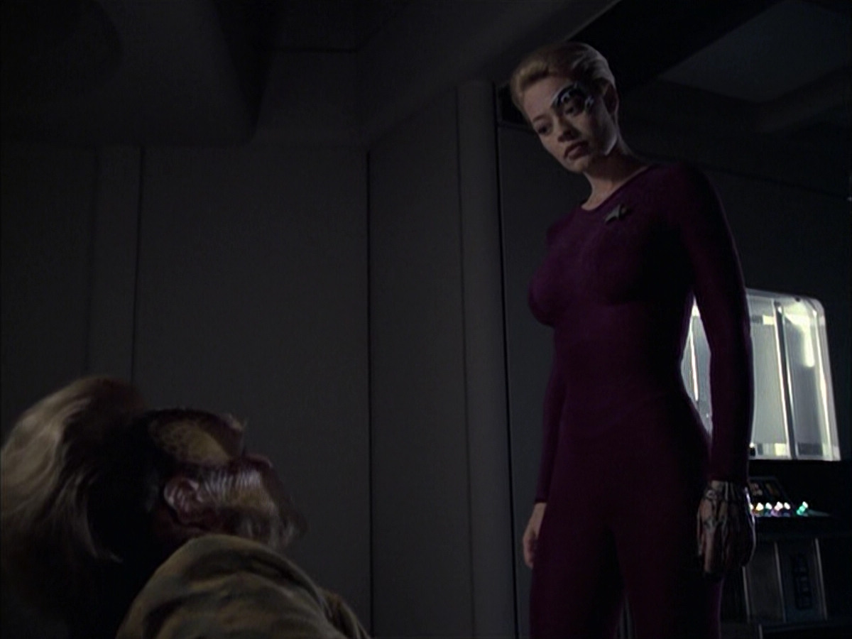 extant_StarTrek_VOY_6x14-Memorial_02629.jpg