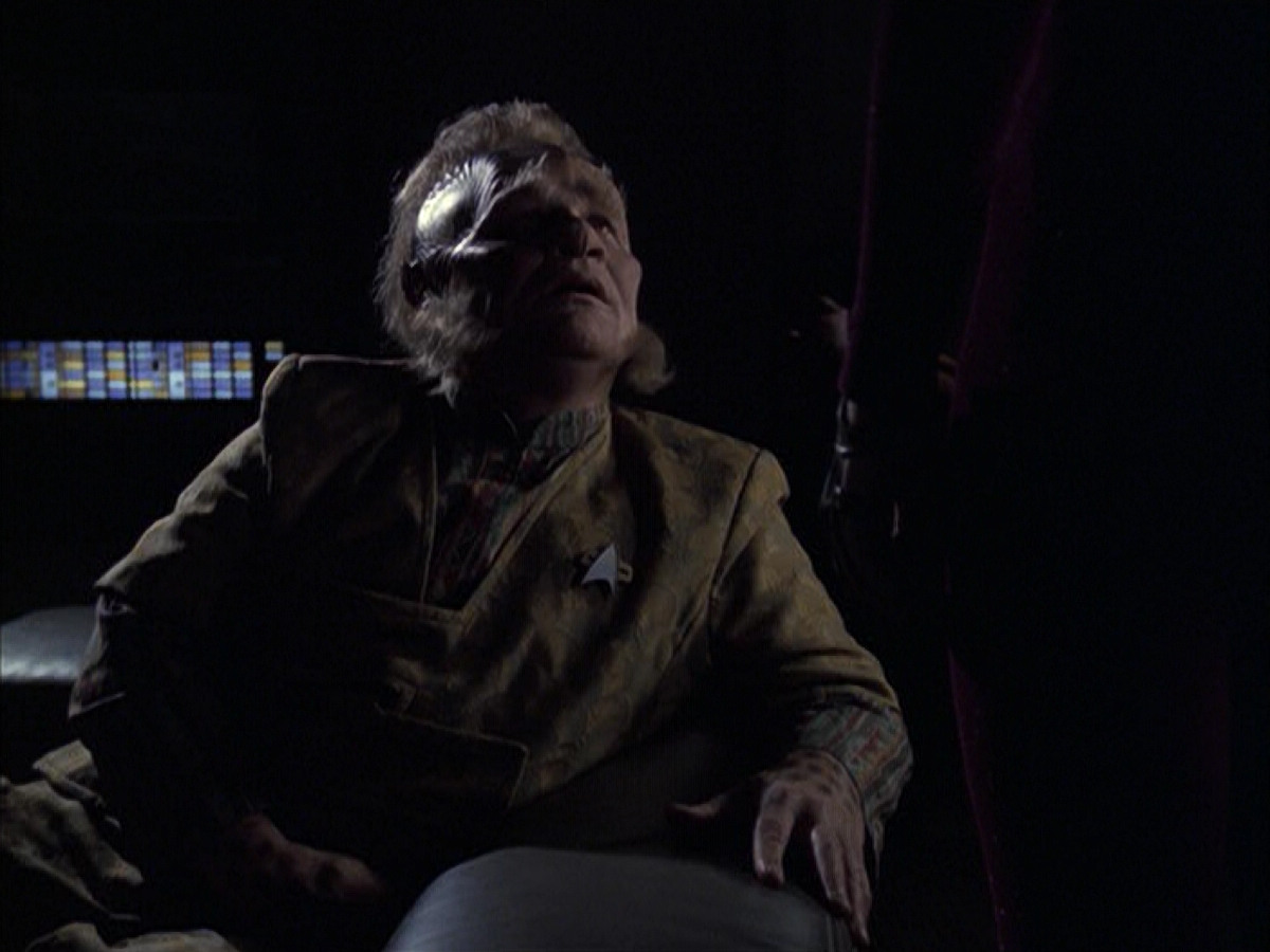 extant_StarTrek_VOY_6x14-Memorial_02636.jpg