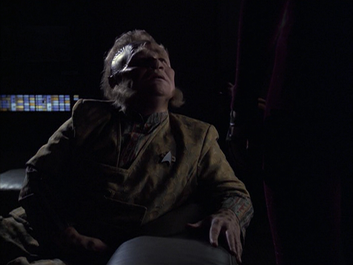 extant_StarTrek_VOY_6x14-Memorial_02638.jpg