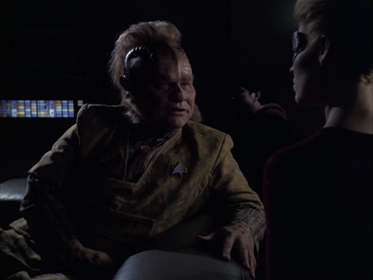 extant_StarTrek_VOY_6x14-Memorial_02643.jpg