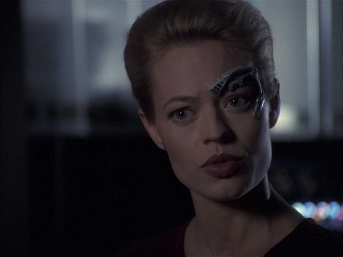 extant_StarTrek_VOY_6x14-Memorial_02664.jpg