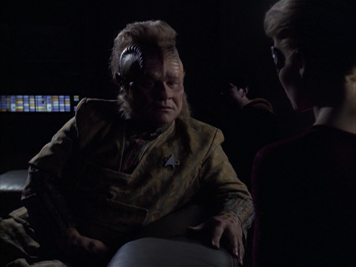 extant_StarTrek_VOY_6x14-Memorial_02670.jpg