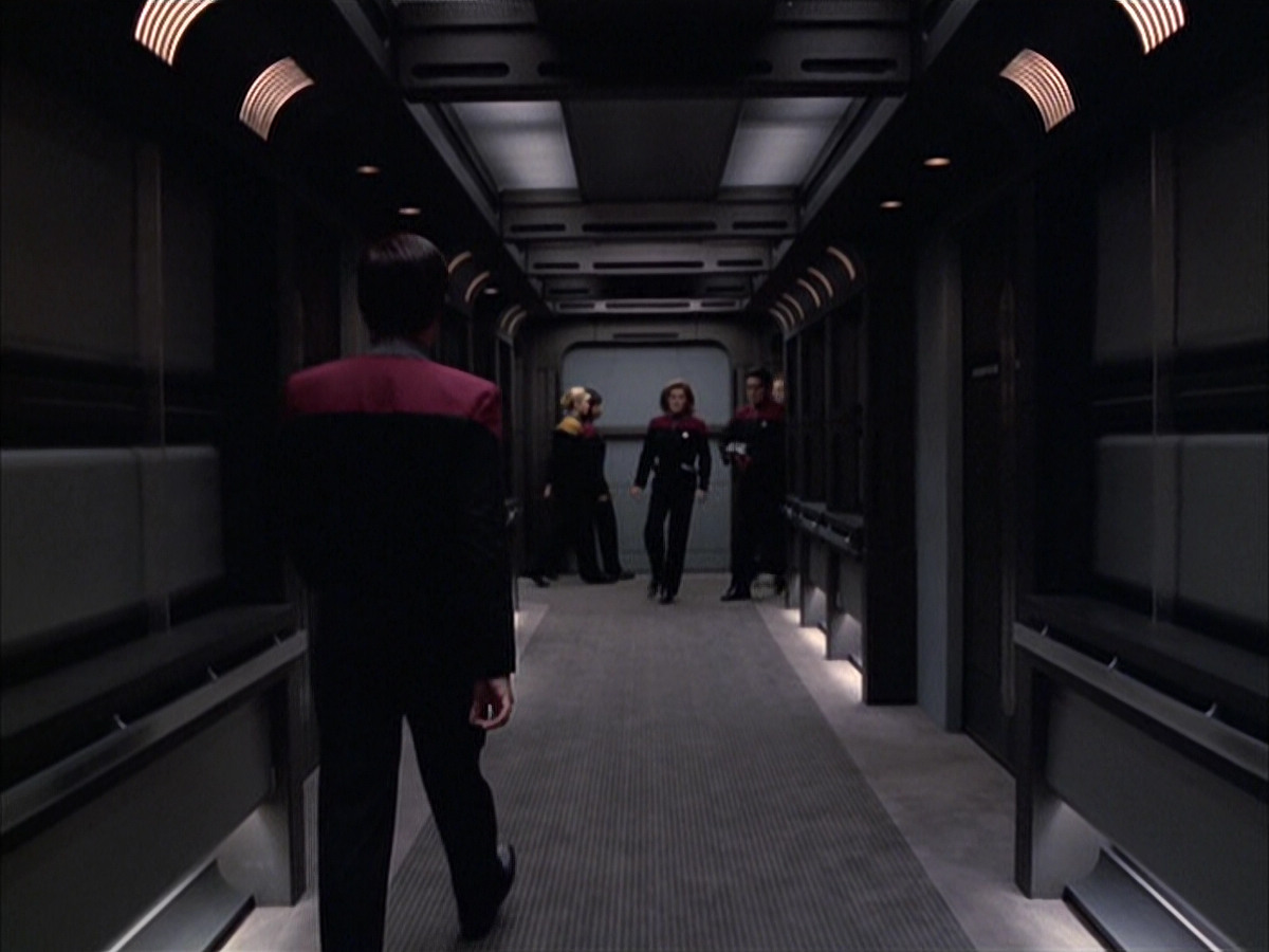 extant_StarTrek_VOY_6x14-Memorial_02807.jpg