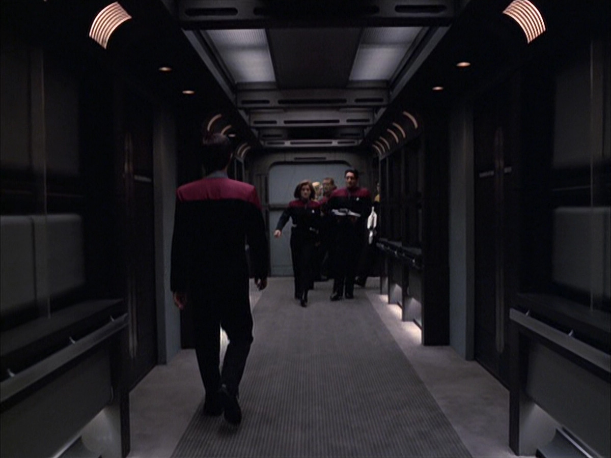extant_StarTrek_VOY_6x14-Memorial_02808.jpg