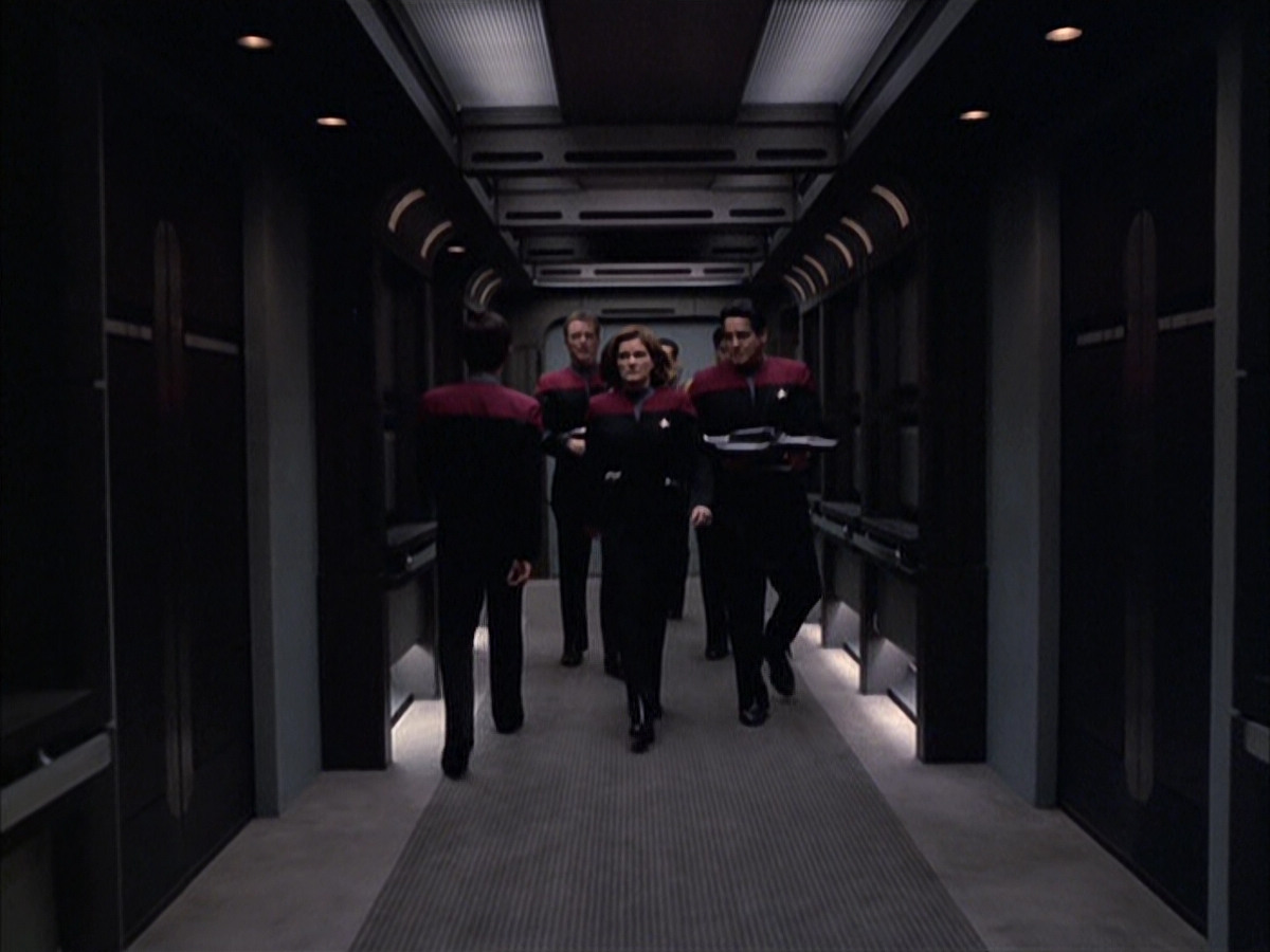 extant_StarTrek_VOY_6x14-Memorial_02810.jpg