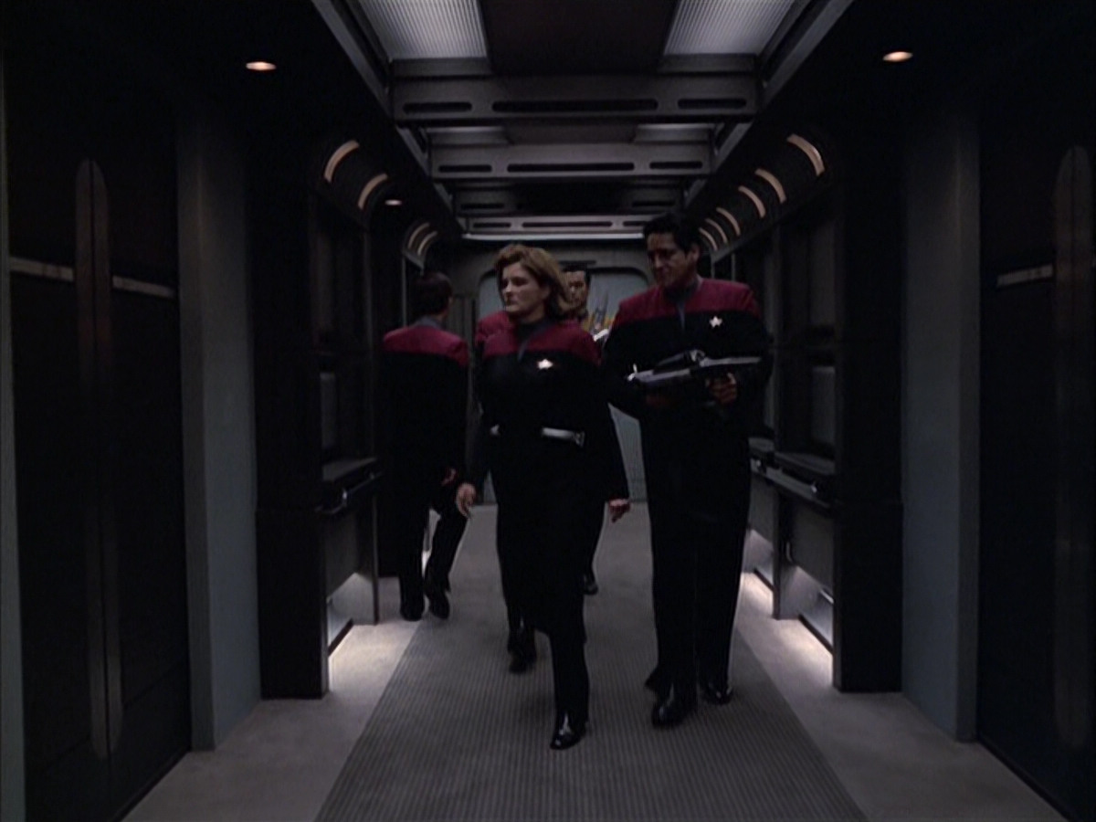 extant_StarTrek_VOY_6x14-Memorial_02811.jpg