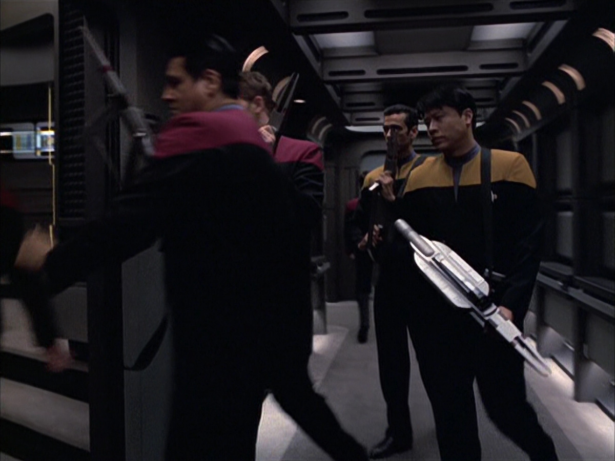 extant_StarTrek_VOY_6x14-Memorial_02813.jpg
