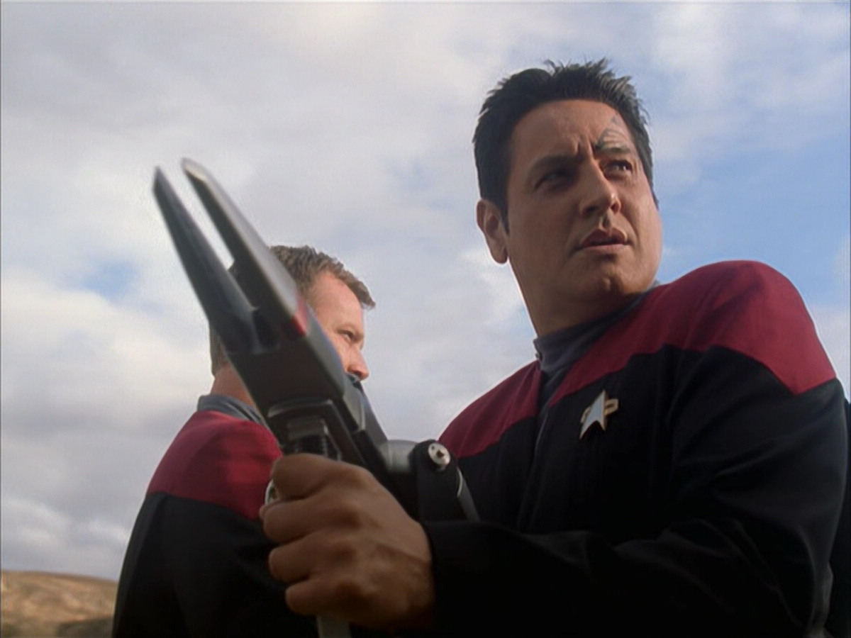 extant_StarTrek_VOY_6x14-Memorial_02842.jpg