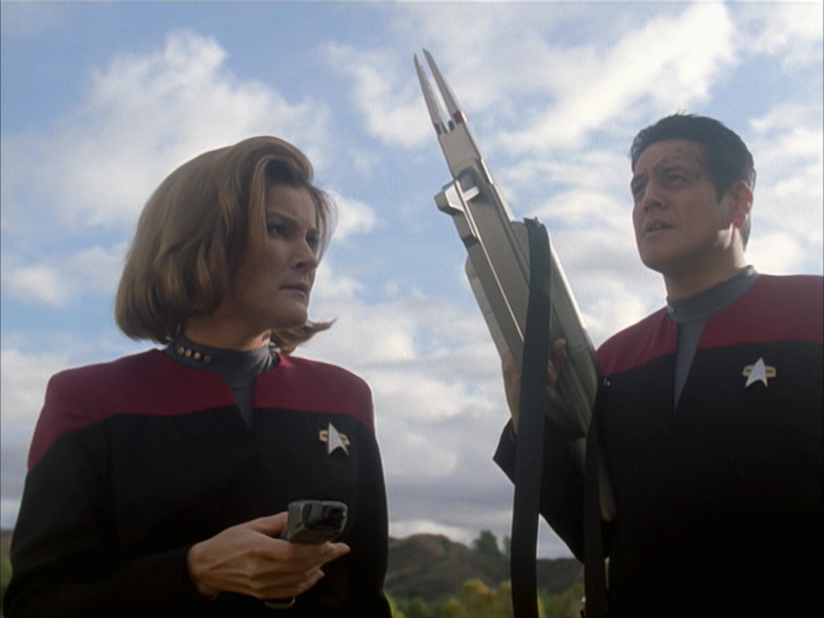 extant_StarTrek_VOY_6x14-Memorial_02865.jpg