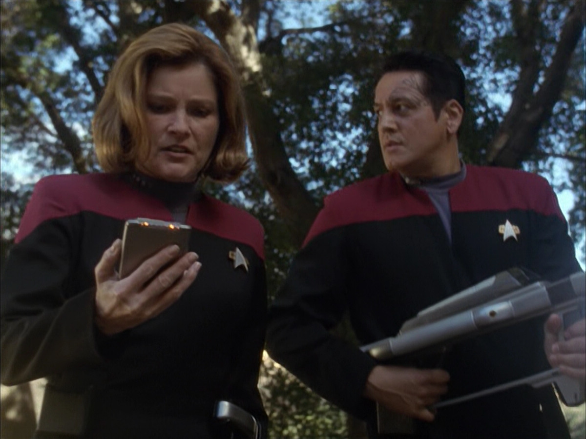 extant_StarTrek_VOY_6x14-Memorial_02928.jpg