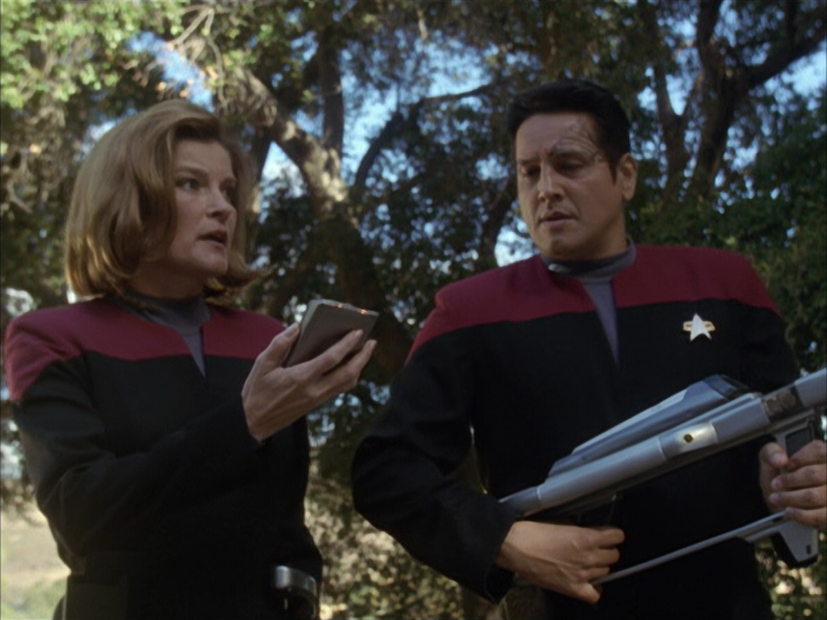 extant_StarTrek_VOY_6x14-Memorial_02935.jpg
