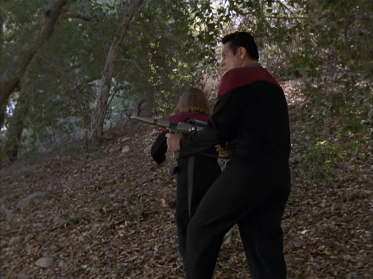 extant_StarTrek_VOY_6x14-Memorial_03023.jpg