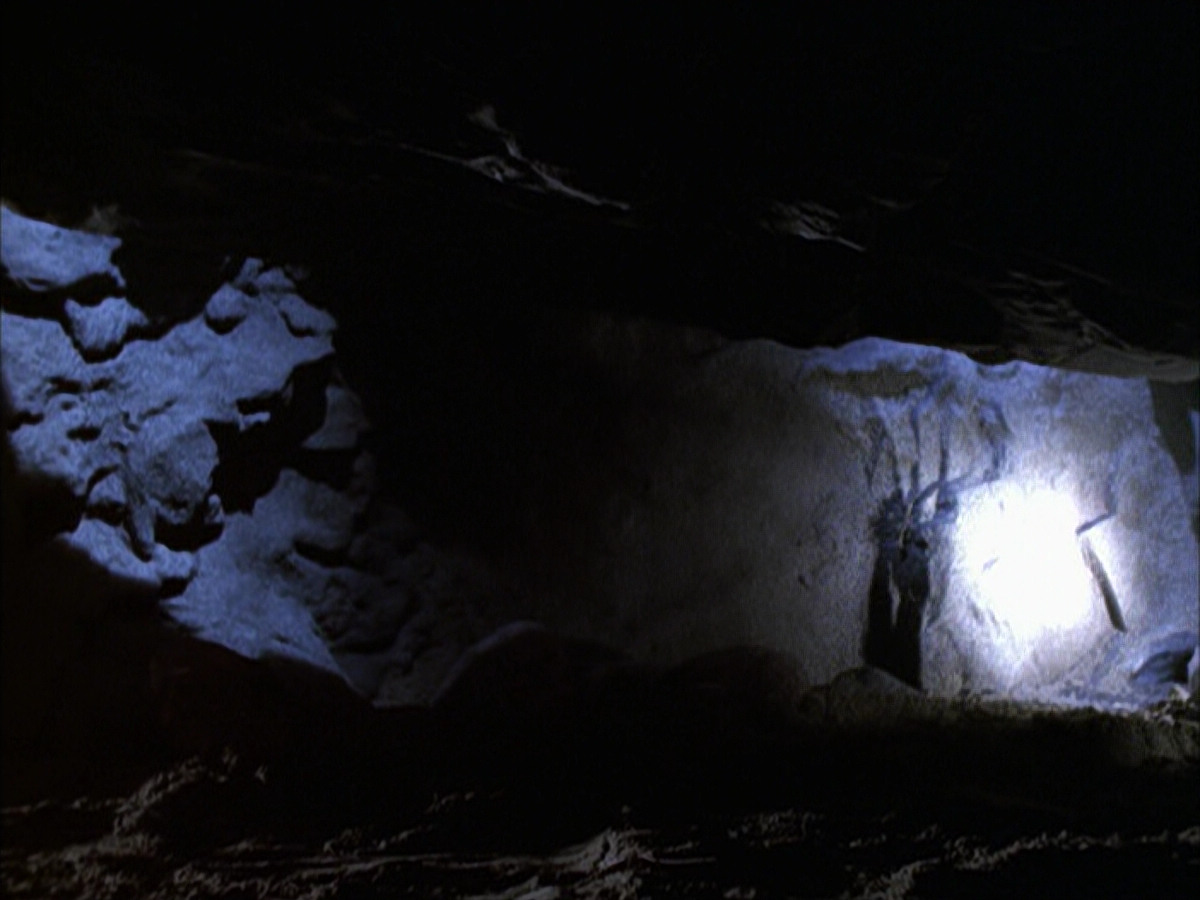 extant_StarTrek_VOY_6x14-Memorial_03025.jpg