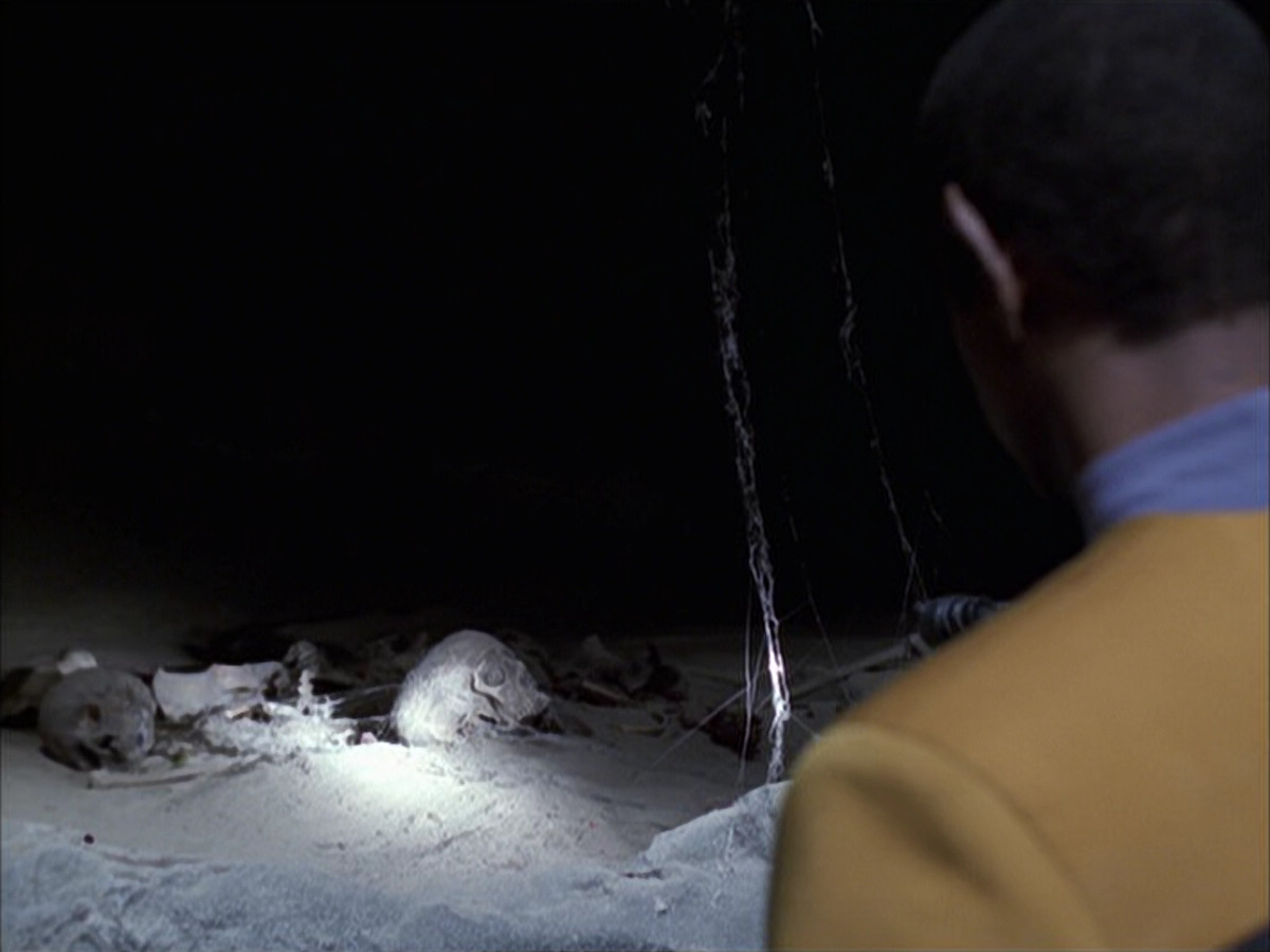 extant_StarTrek_VOY_6x14-Memorial_03117.jpg