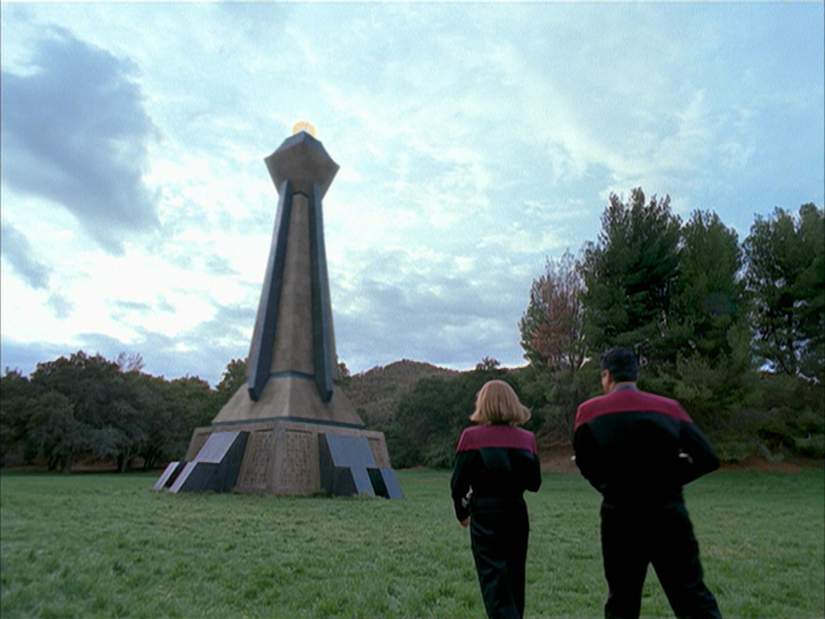 extant_StarTrek_VOY_6x14-Memorial_03165.jpg