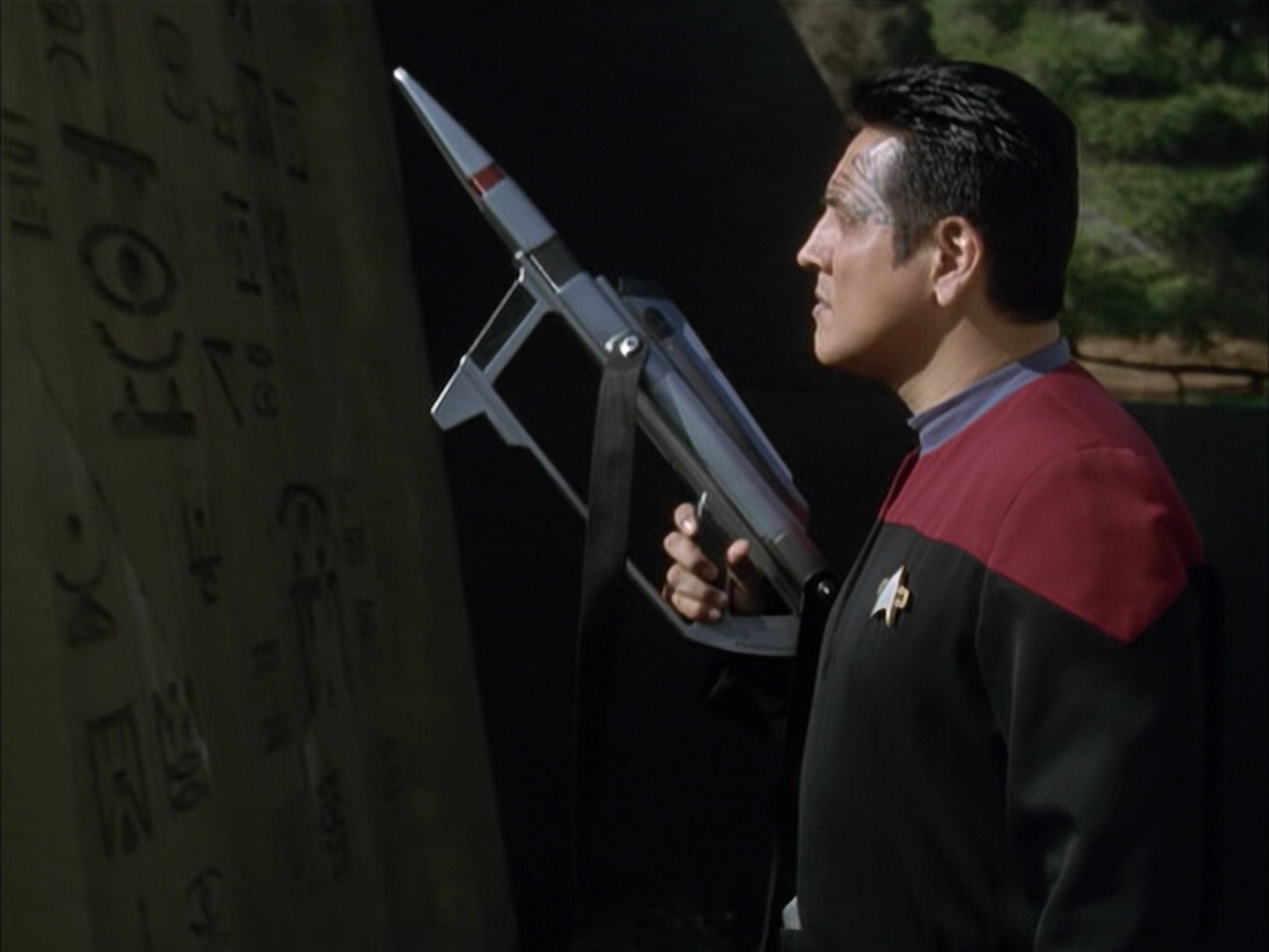 extant_StarTrek_VOY_6x14-Memorial_03196.jpg