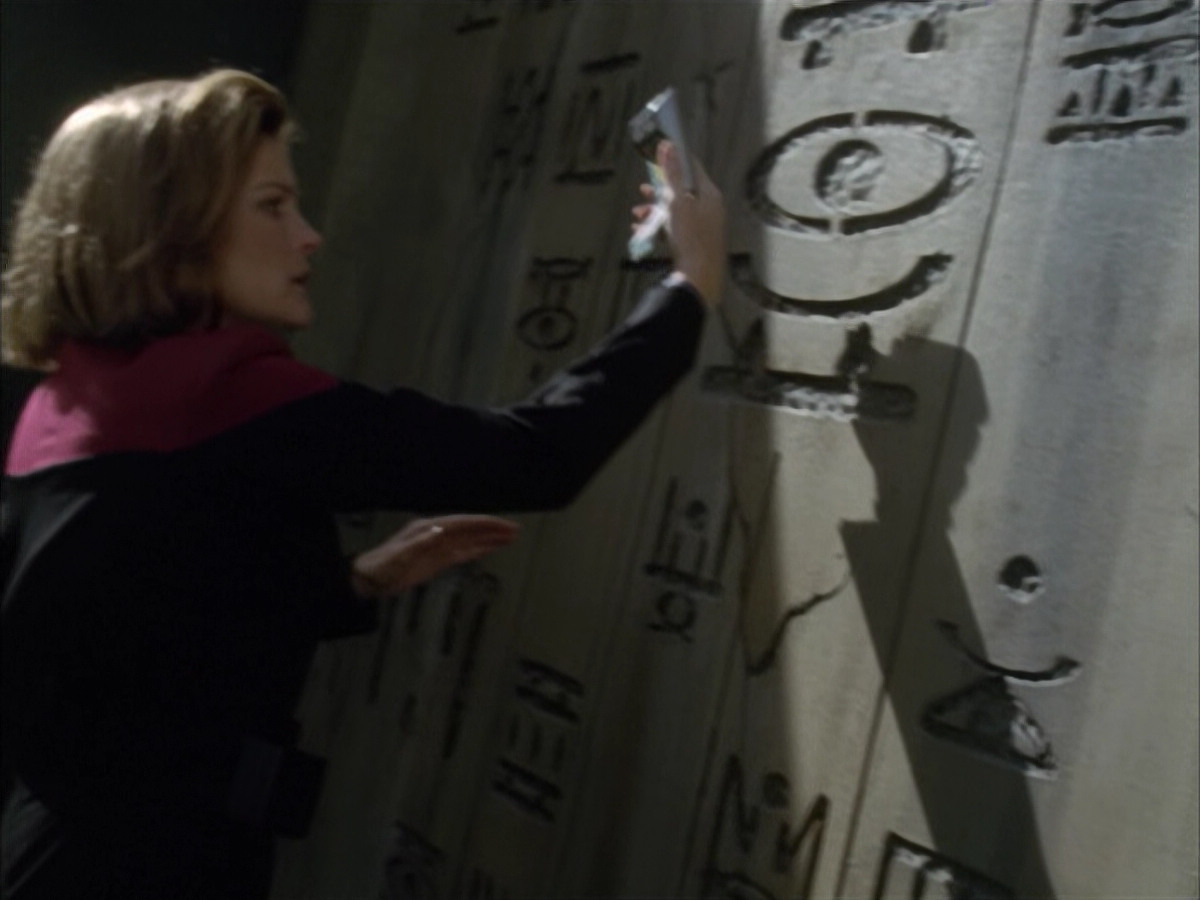 extant_StarTrek_VOY_6x14-Memorial_03203.jpg