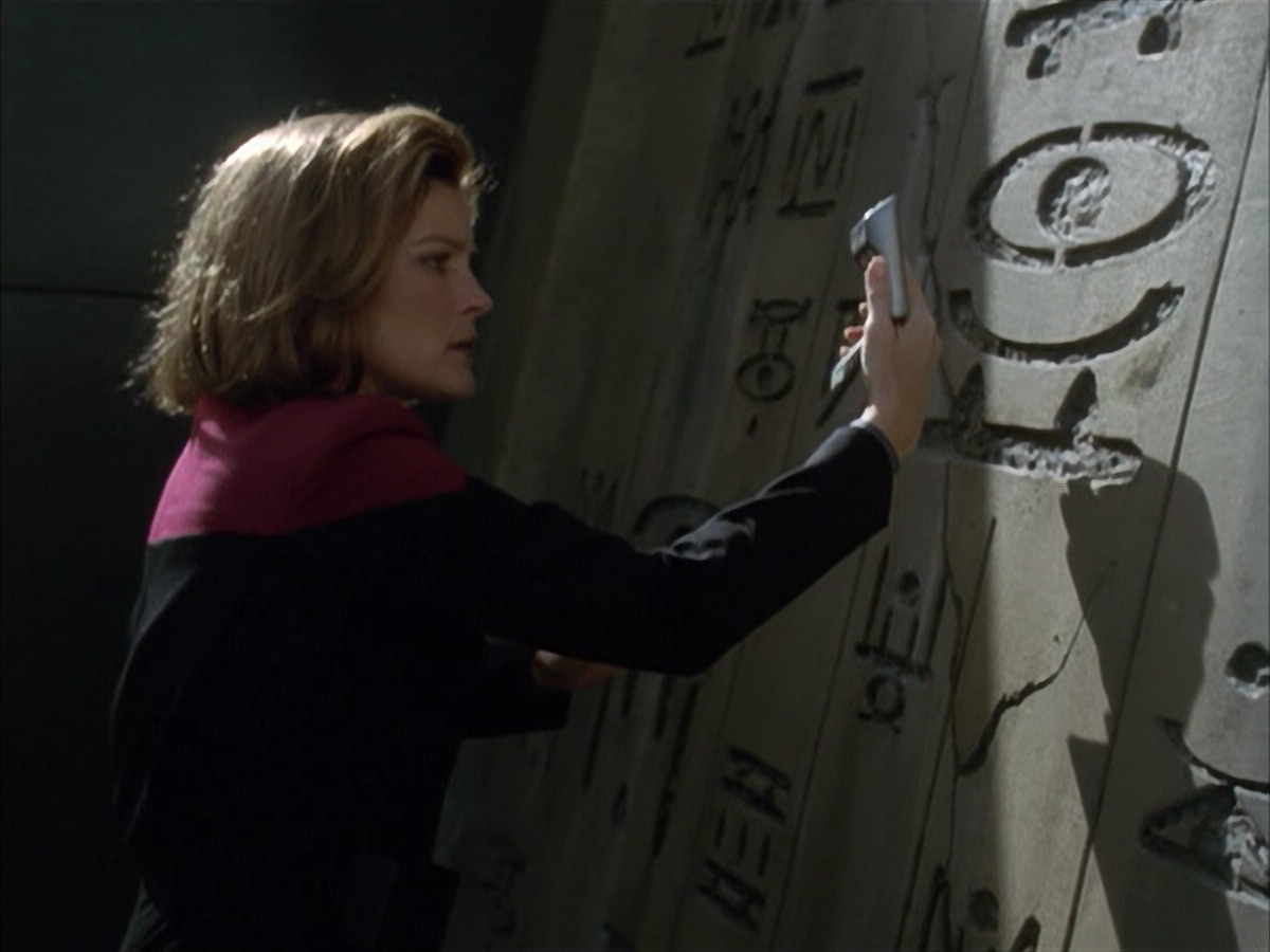 extant_StarTrek_VOY_6x14-Memorial_03204.jpg