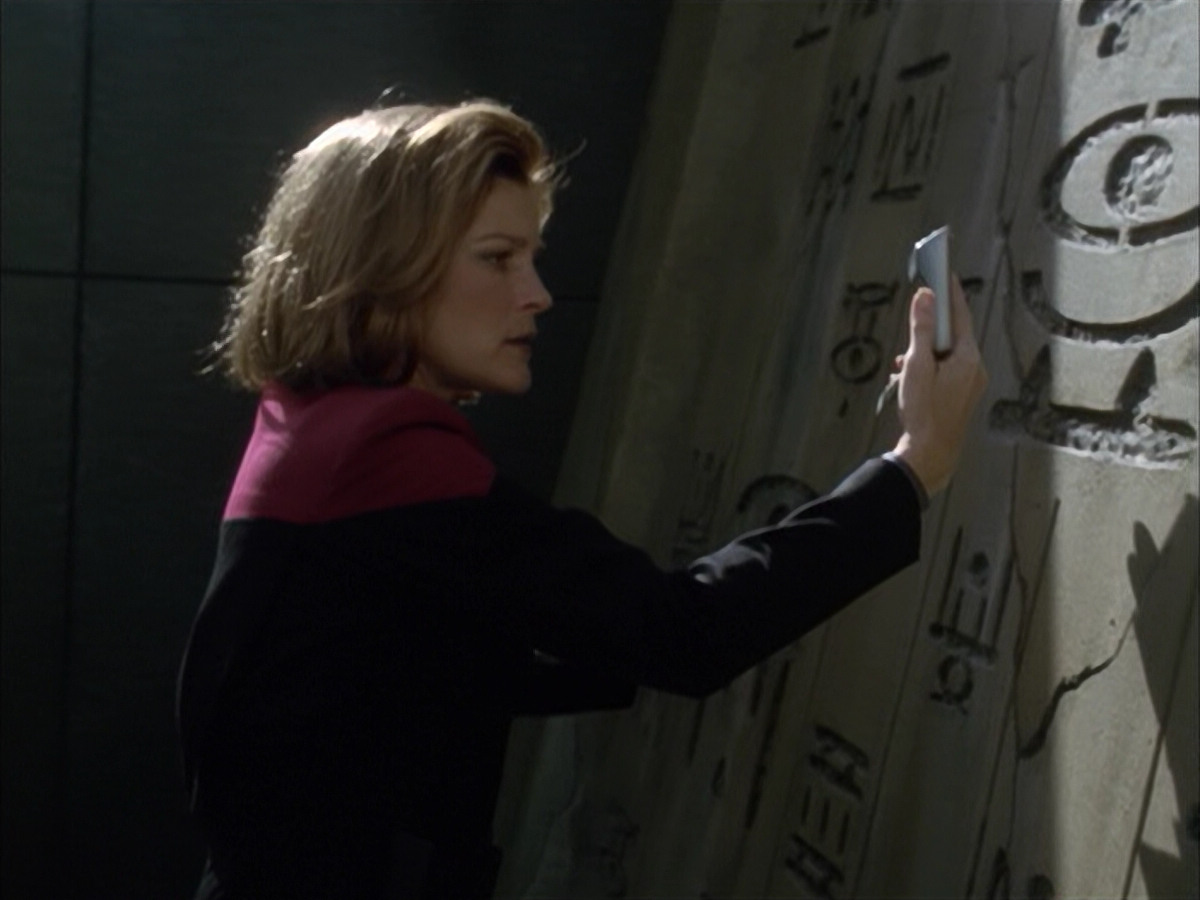 extant_StarTrek_VOY_6x14-Memorial_03205.jpg