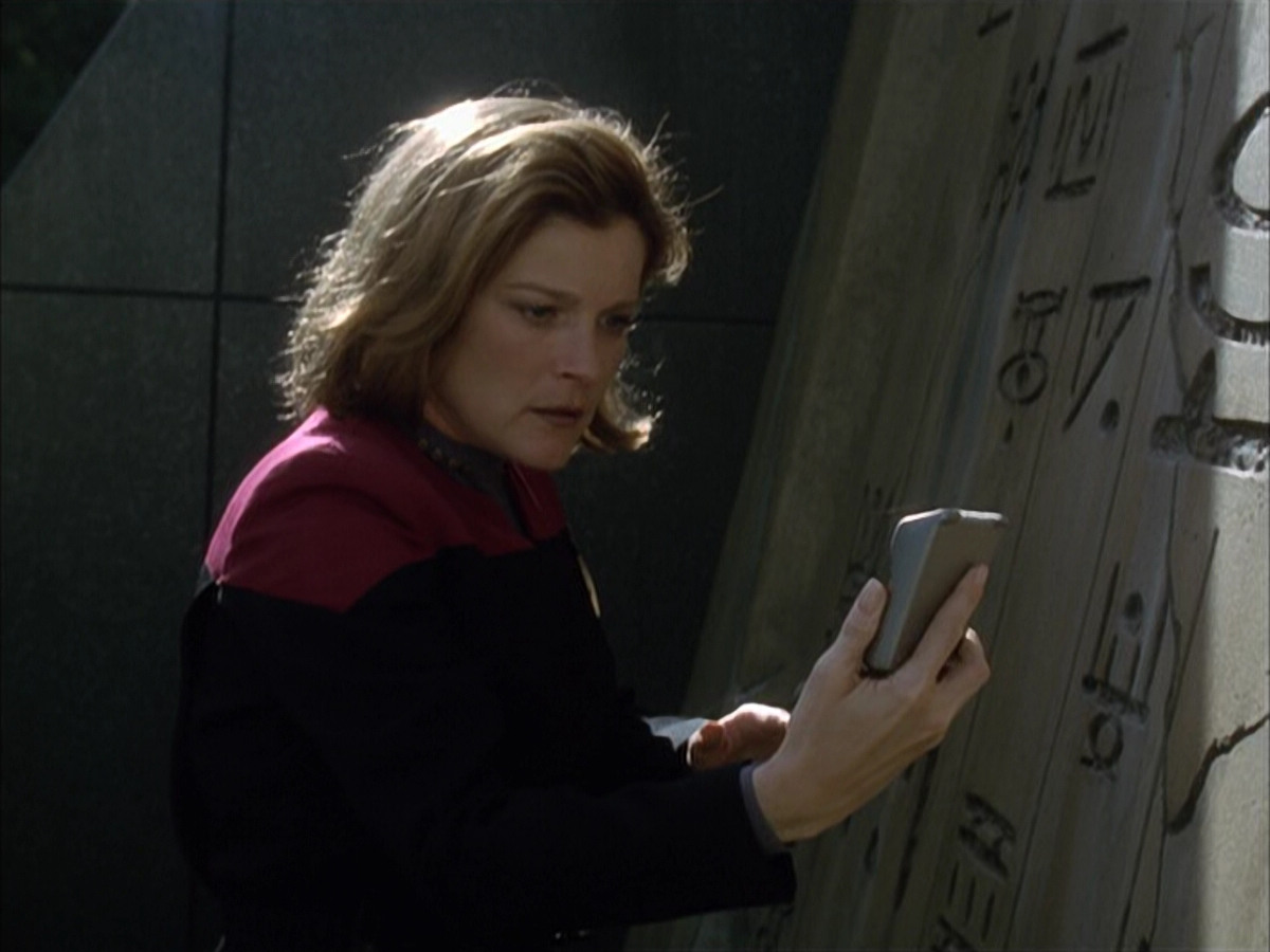 extant_StarTrek_VOY_6x14-Memorial_03209.jpg