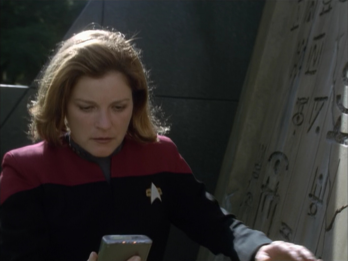 extant_StarTrek_VOY_6x14-Memorial_03213.jpg