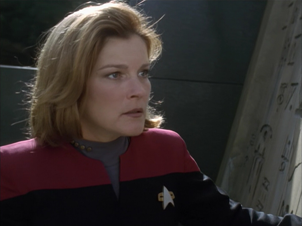 extant_StarTrek_VOY_6x14-Memorial_03215.jpg