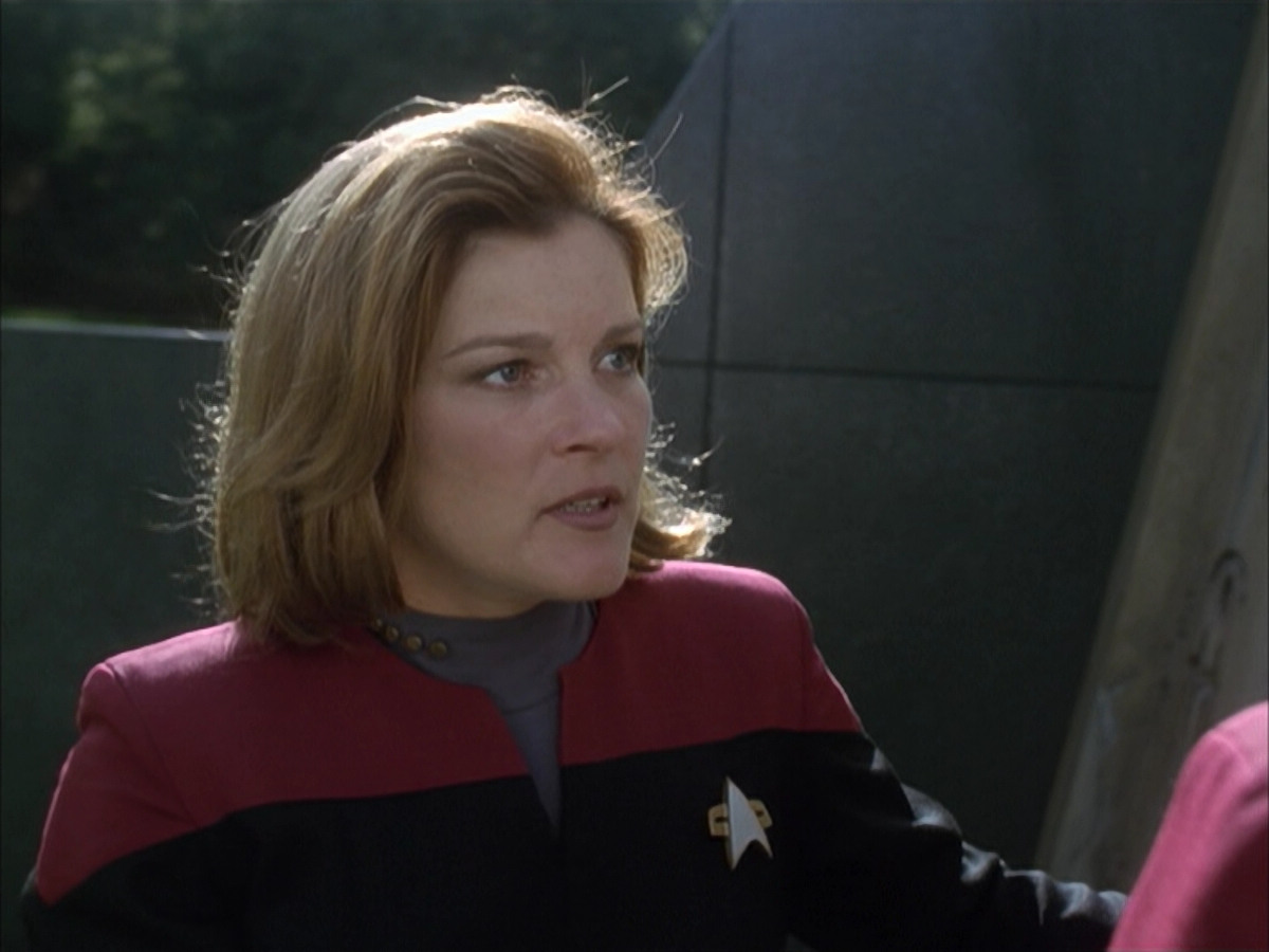 extant_StarTrek_VOY_6x14-Memorial_03218.jpg