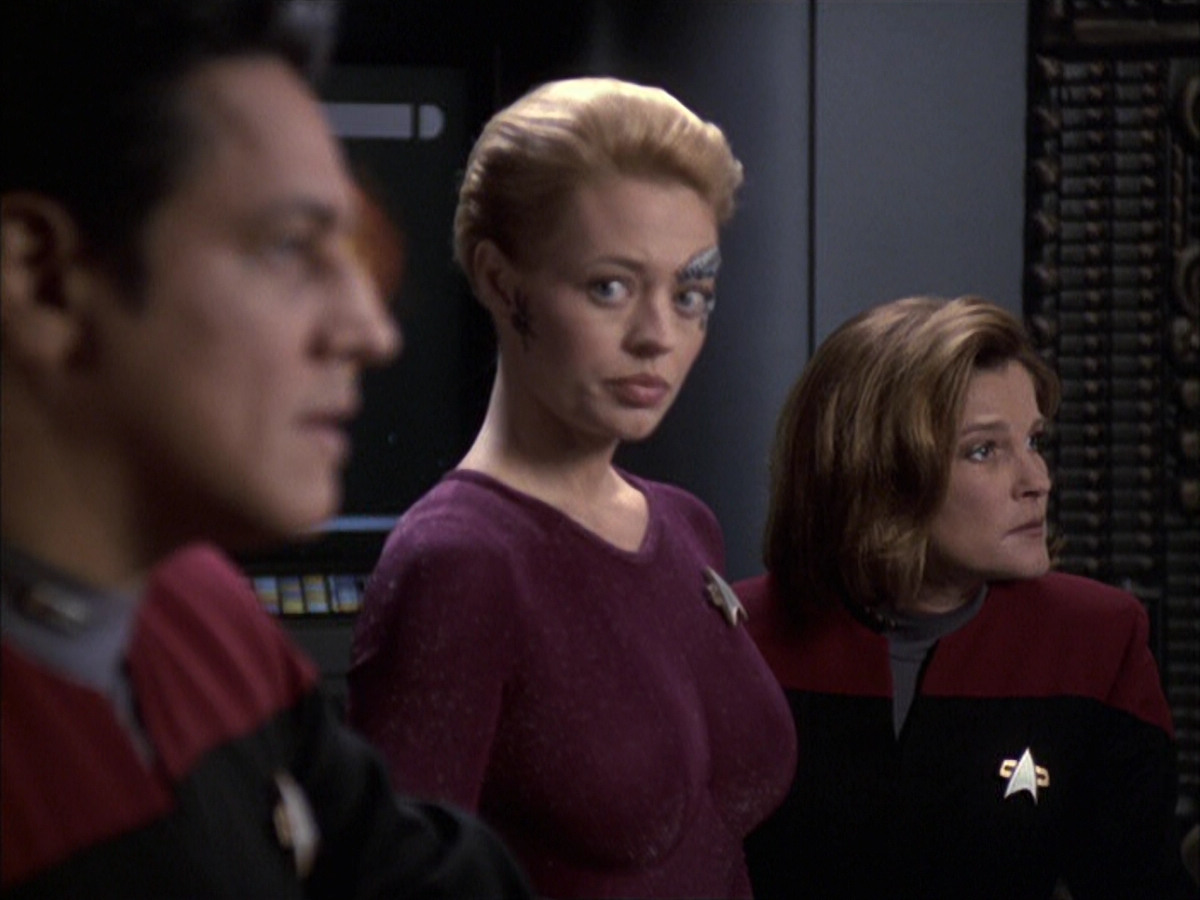 extant_StarTrek_VOY_6x14-Memorial_03341.jpg