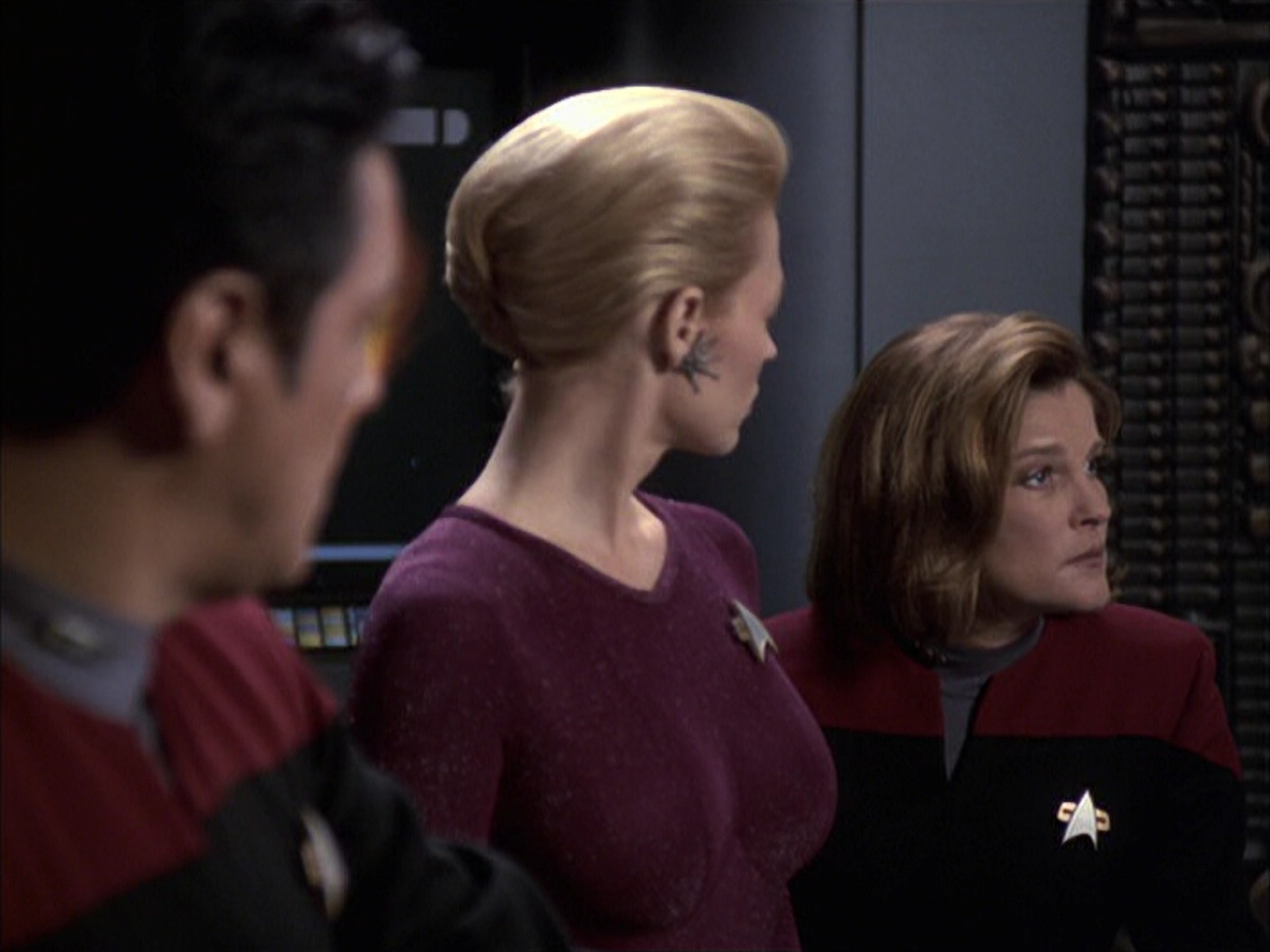 extant_StarTrek_VOY_6x14-Memorial_03346.jpg
