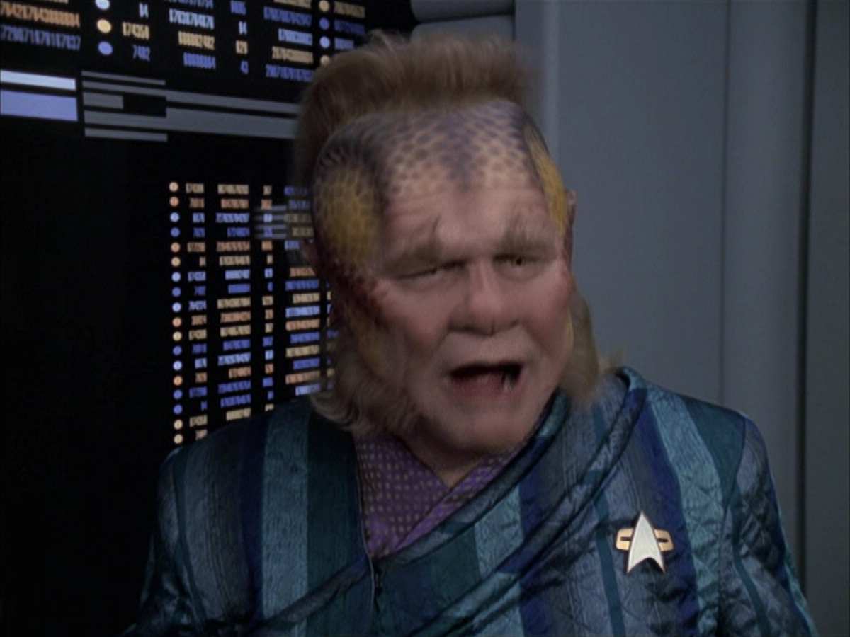 extant_StarTrek_VOY_6x14-Memorial_03418.jpg
