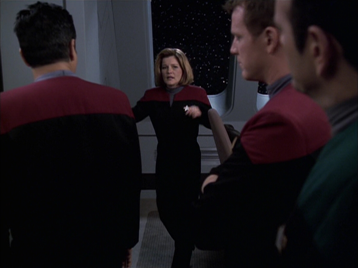 extant_StarTrek_VOY_6x14-Memorial_03435.jpg