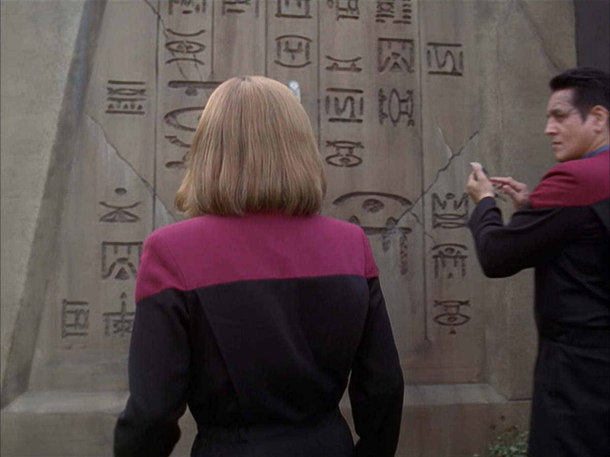 extant_StarTrek_VOY_6x14-Memorial_03544.jpg