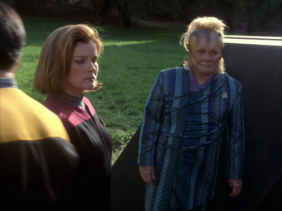 extant_StarTrek_VOY_6x14-Memorial_03573.jpg