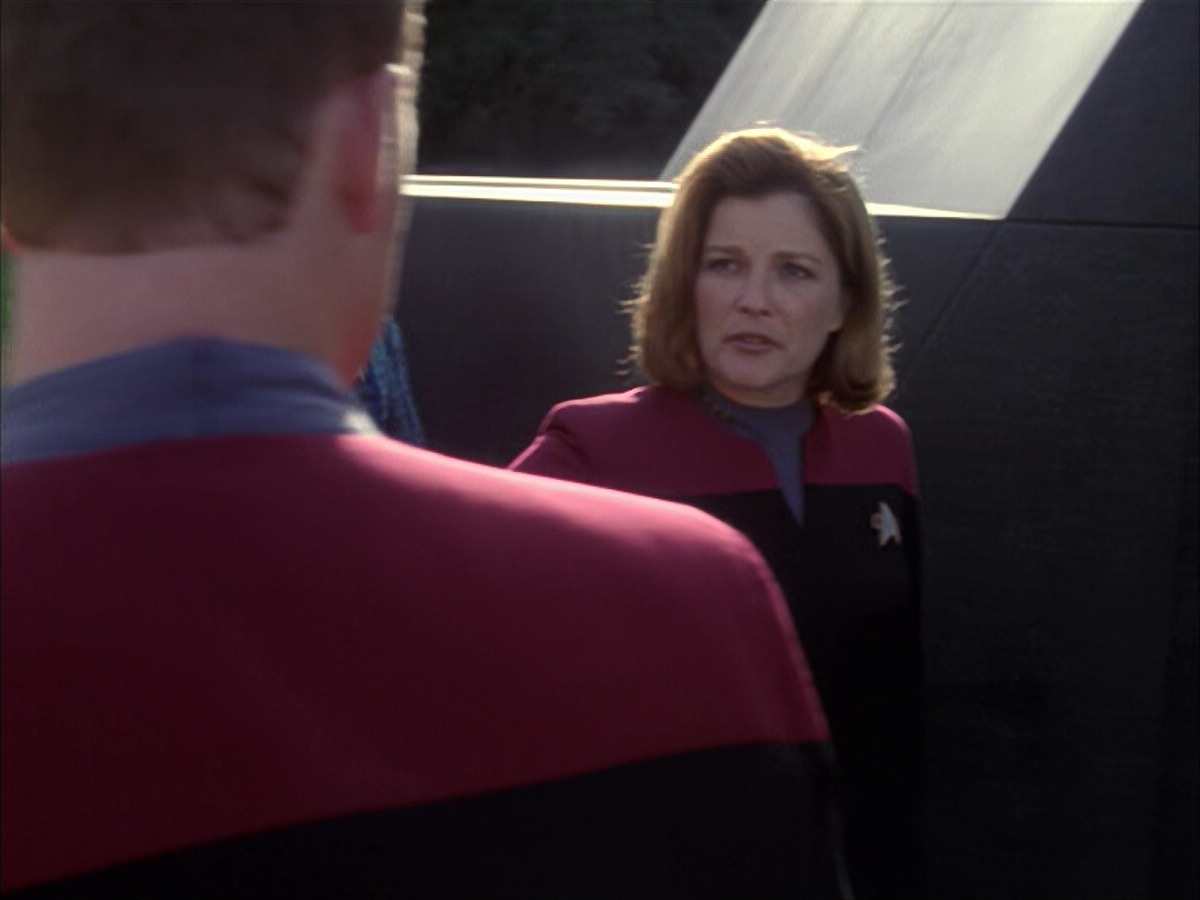 extant_StarTrek_VOY_6x14-Memorial_03578.jpg